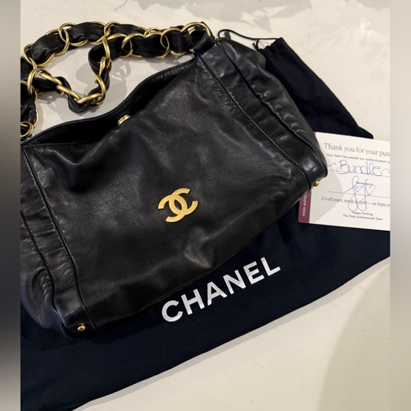 CHANEL Black Leather with Chunky Gold Chain Shoulder Bag - Full Inculsion - Picture 10 of 13
